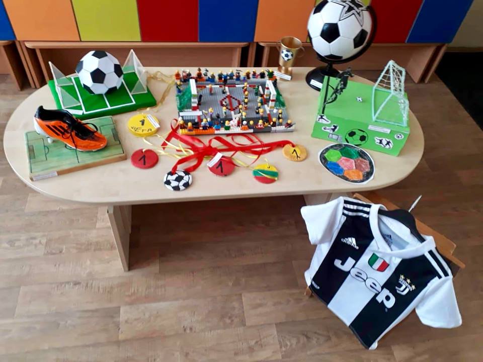 Tėvelių ir vaikučių kūrybinių darbų "Futboliukas" paroda